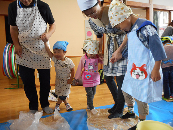 おやじの会＆ママの会合同イベント親子みそ作り（6月）